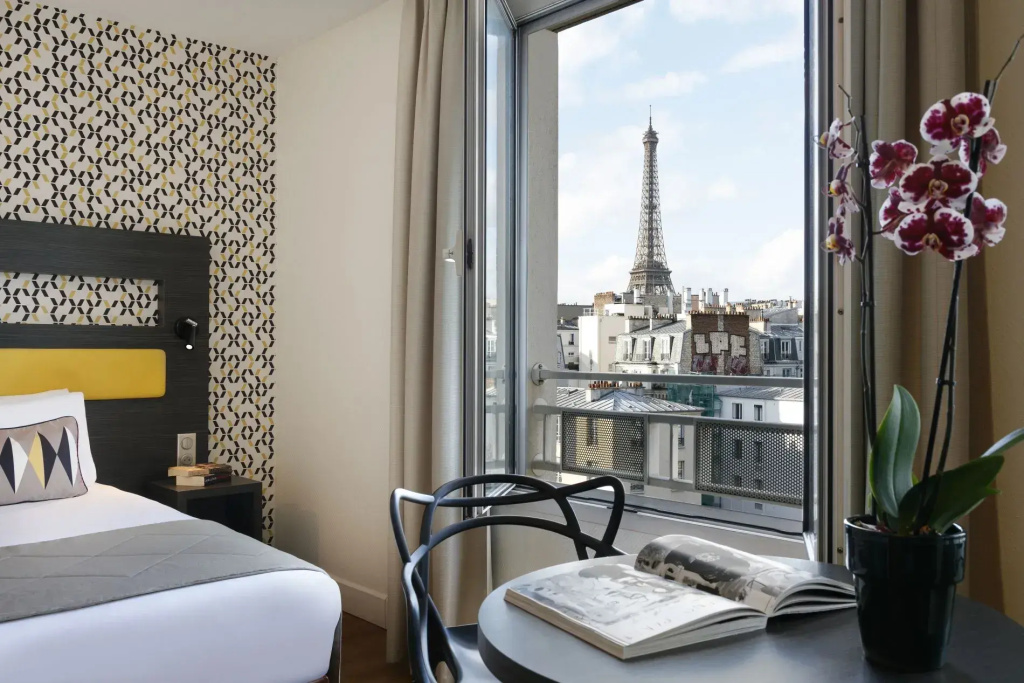 Eiffel Tower view Double Studio (twin beds)