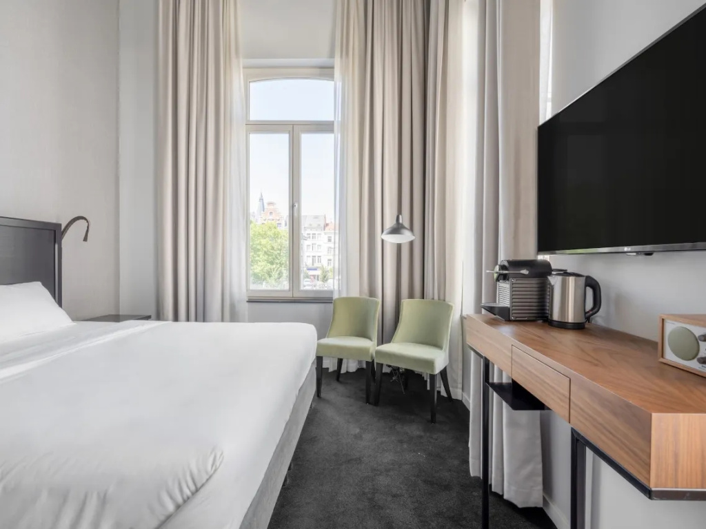 Medium with Desk Double room (full double bed)