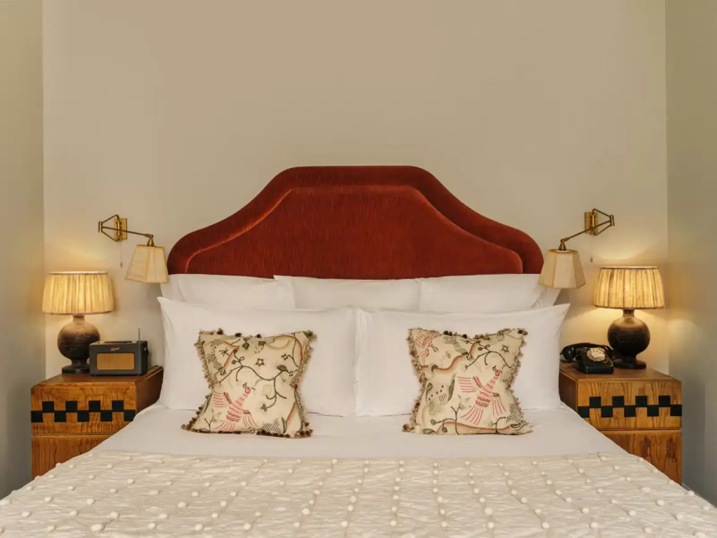 Medium Double room (full double bed)