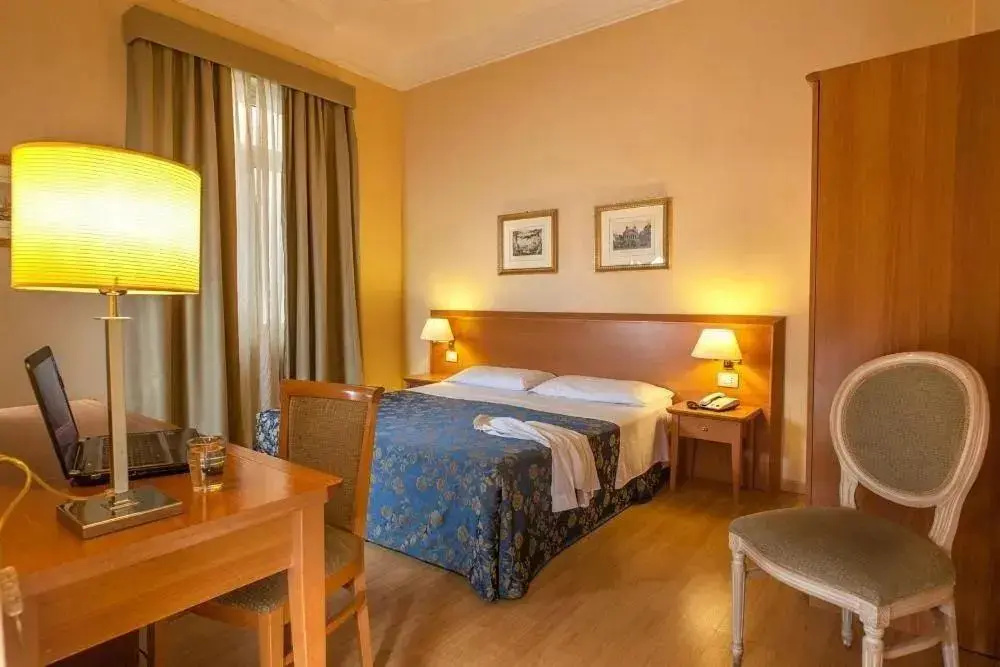 Double room (full double bed)