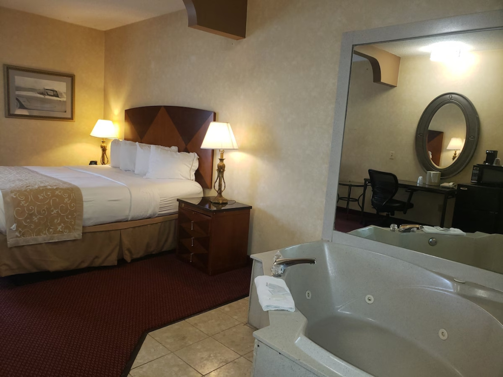 Whirlpool Double Suite (full double bed)