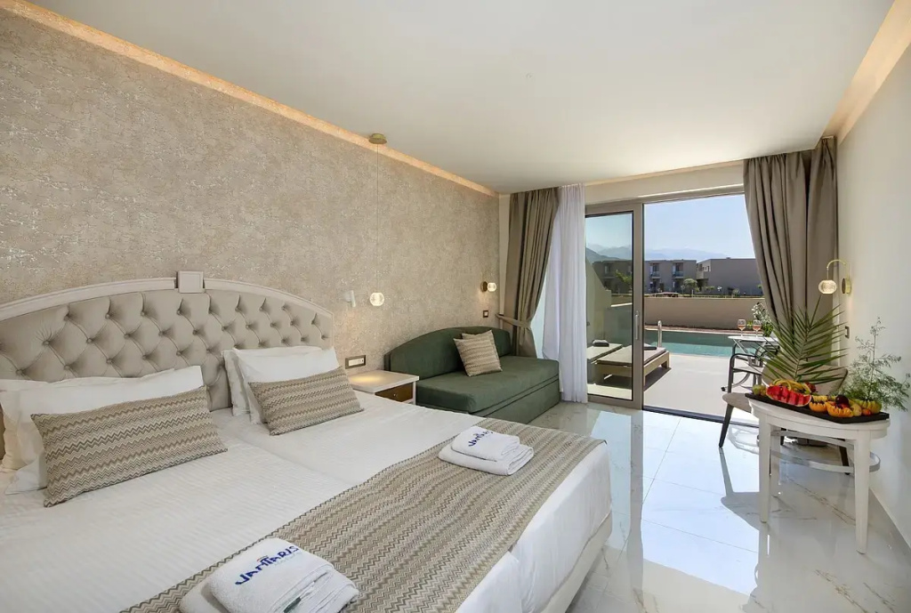 West Double Junior Suite with individual pool (twin beds)