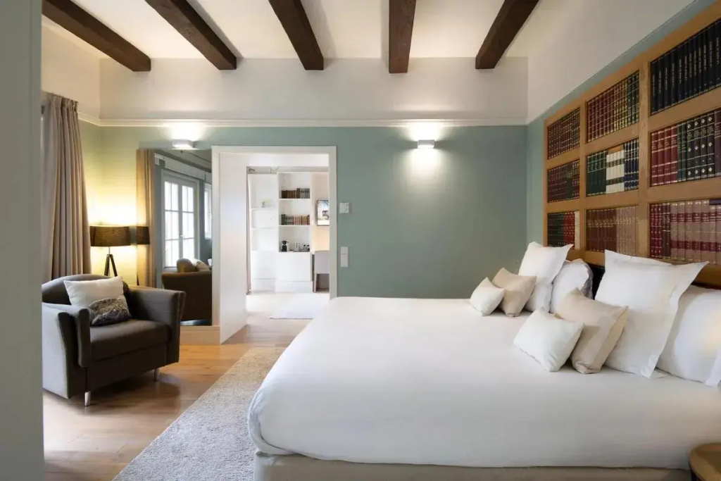Garden Double Suite full double bed