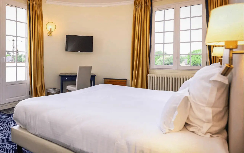 Superior Double room Seine View (full double bed)
