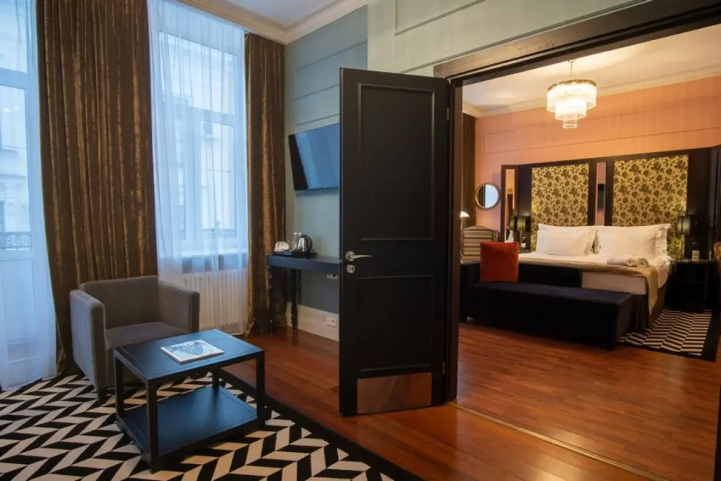 Family Double Suite with street view full double bed