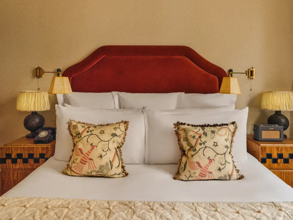 Small Double room (full double bed)
