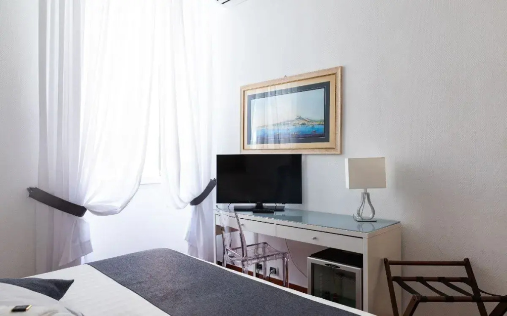 Executive Double room with side sea view (twin beds)