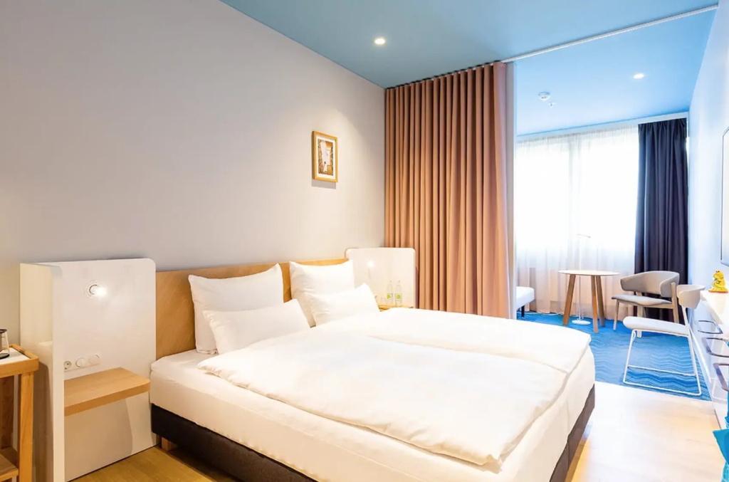 Large Double room (full double bed)