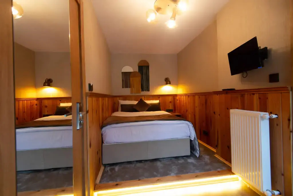 Junior Double room (full double bed)