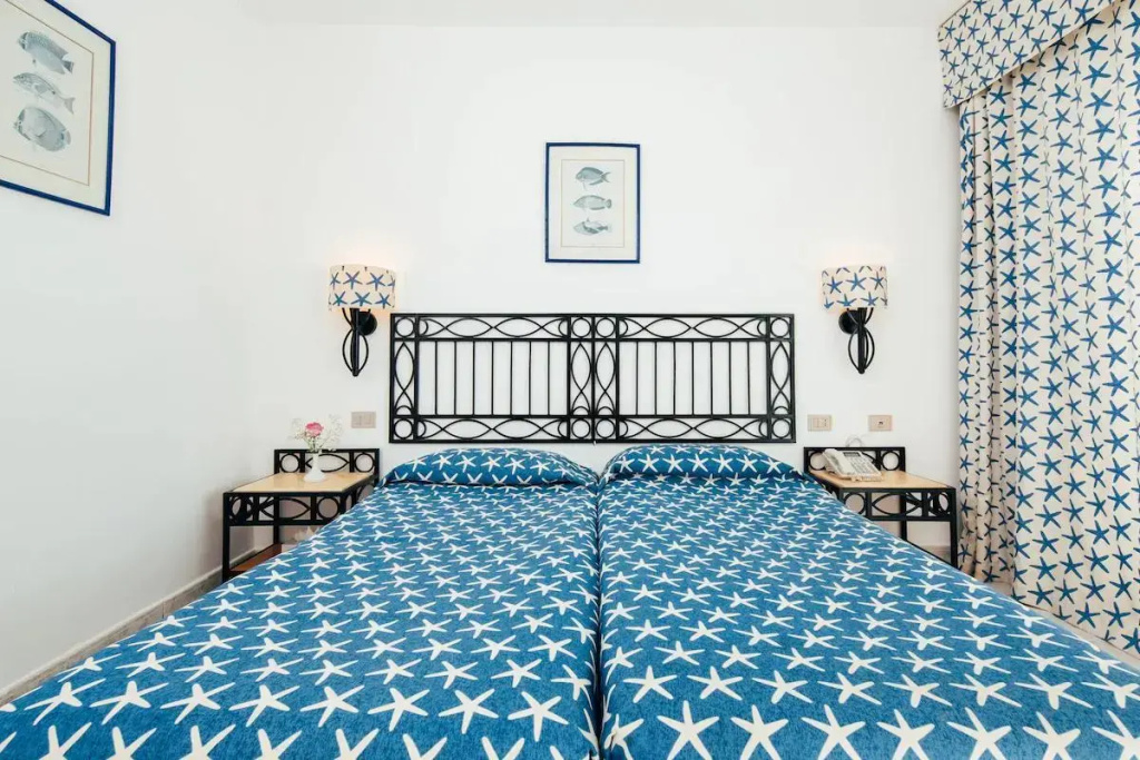 Aquamarine Double room, full double bed room photo 1