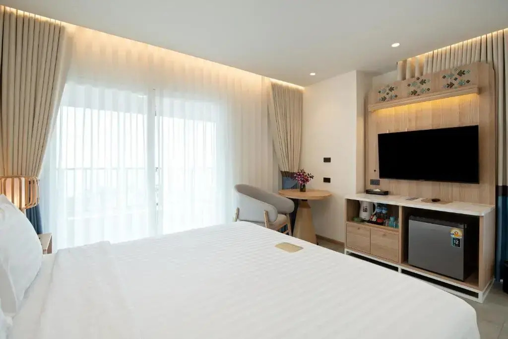 Двухместный номер Deluxe с балконом и с видом на море двуспальная кровать в Jomtien Thani Hotel