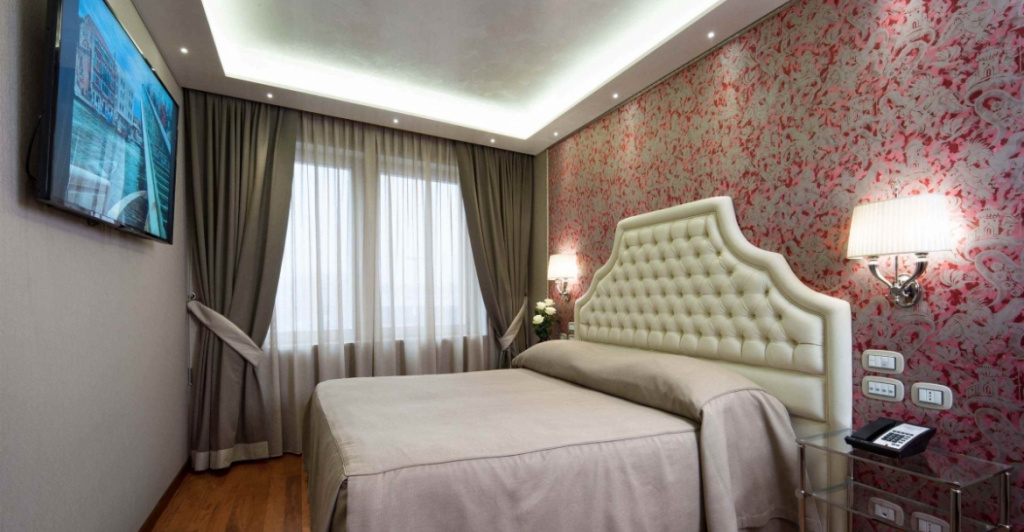Double Suite with city view (full double bed)