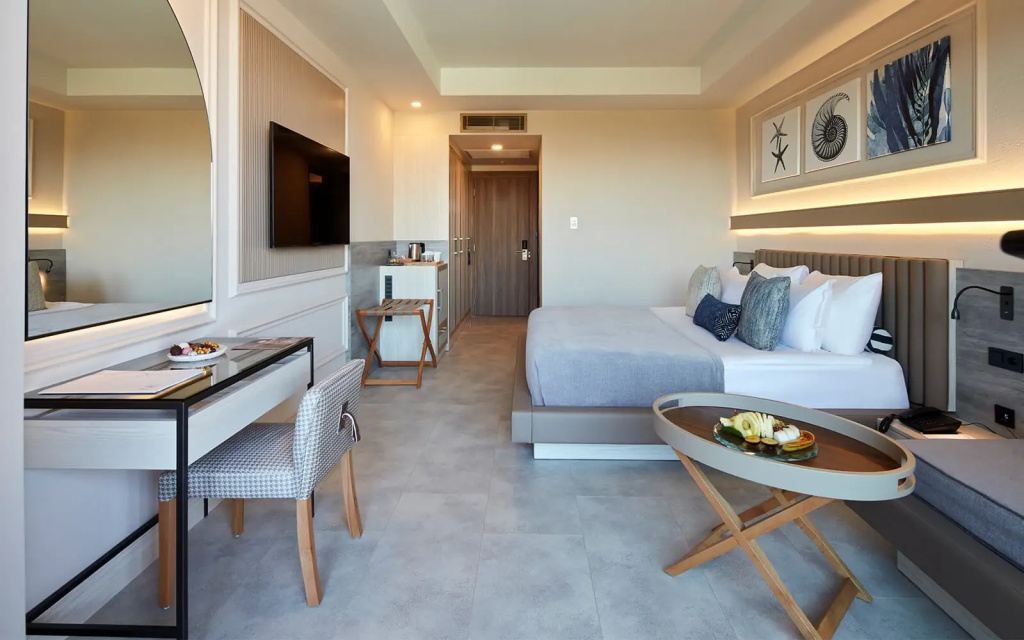 Deluxe Triple room with pool view