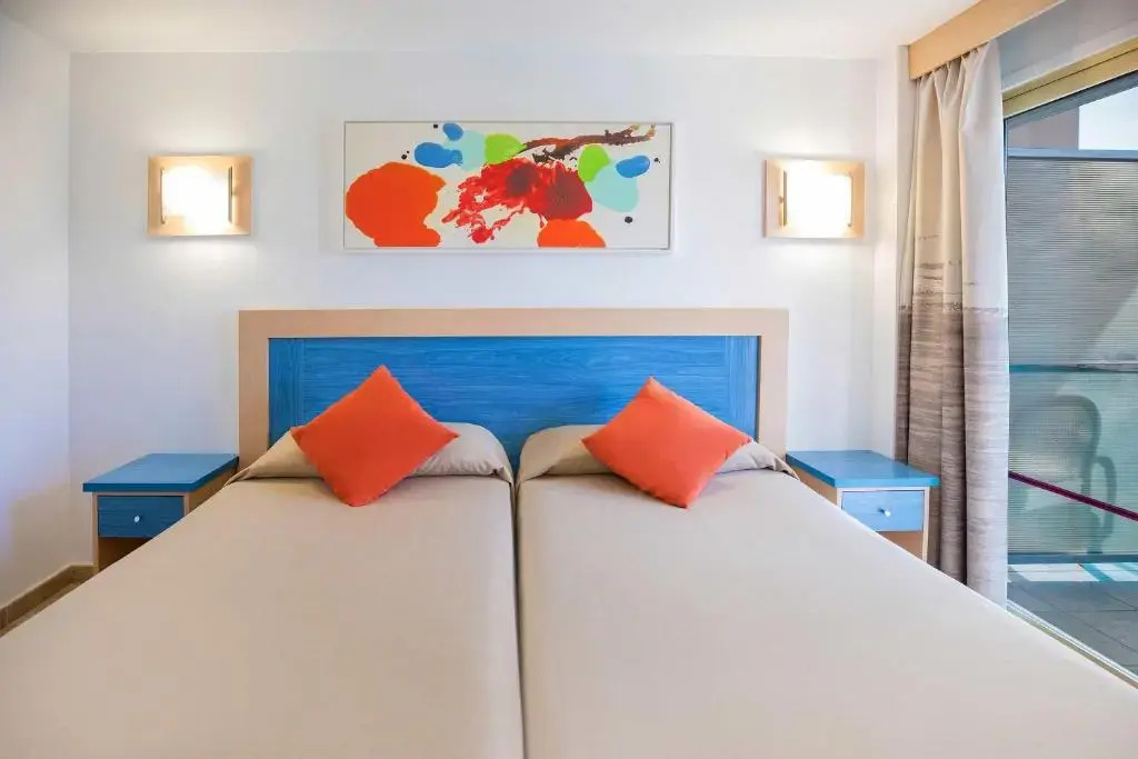 Double room with balcony and with pool view (twin beds)