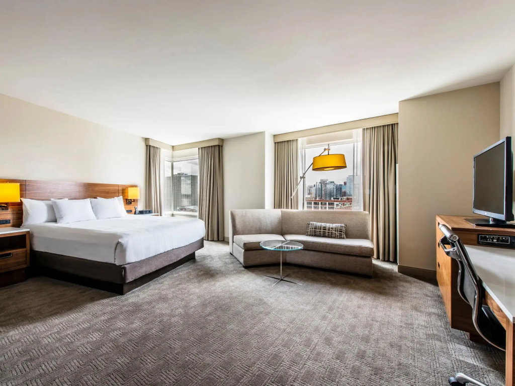 Corner Double room (full double bed)