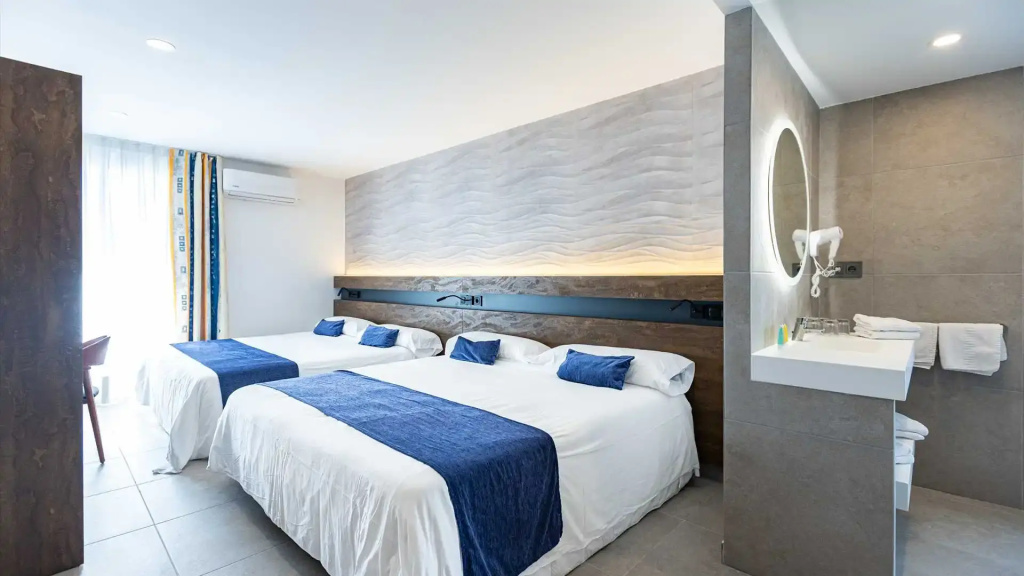 Comfort Quadruple room with sea view