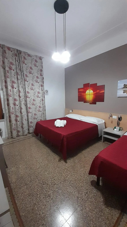 Large Double room (full double bed)