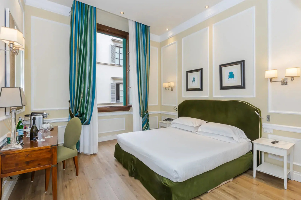 Prestige Executive with Frescoed Ceiling with the Orsanmichele View Via Dei Calzaiuoli View Double room (full double bed)