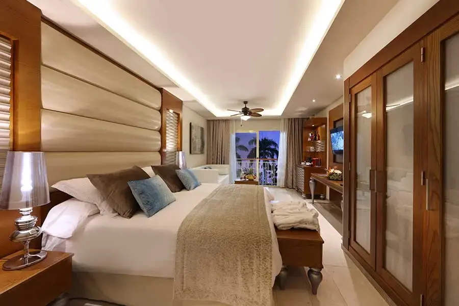 Sky View Rooftop Double Club Family Suite with Outdoor Jacuzzi (full double bed)