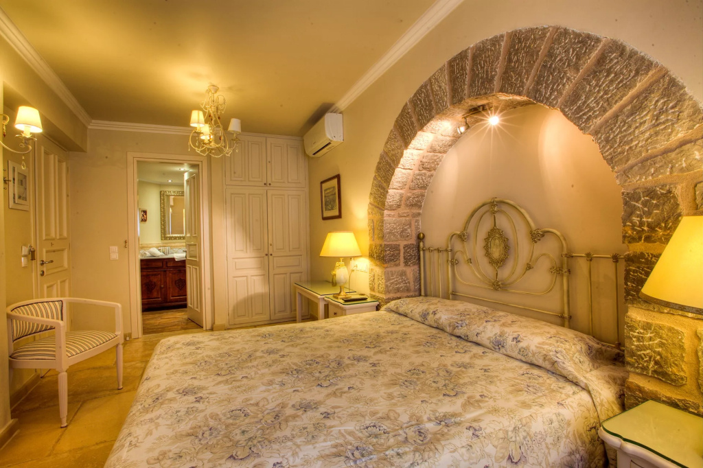Classic Double room (full double bed)