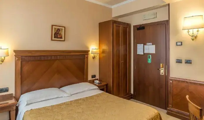 Queen room