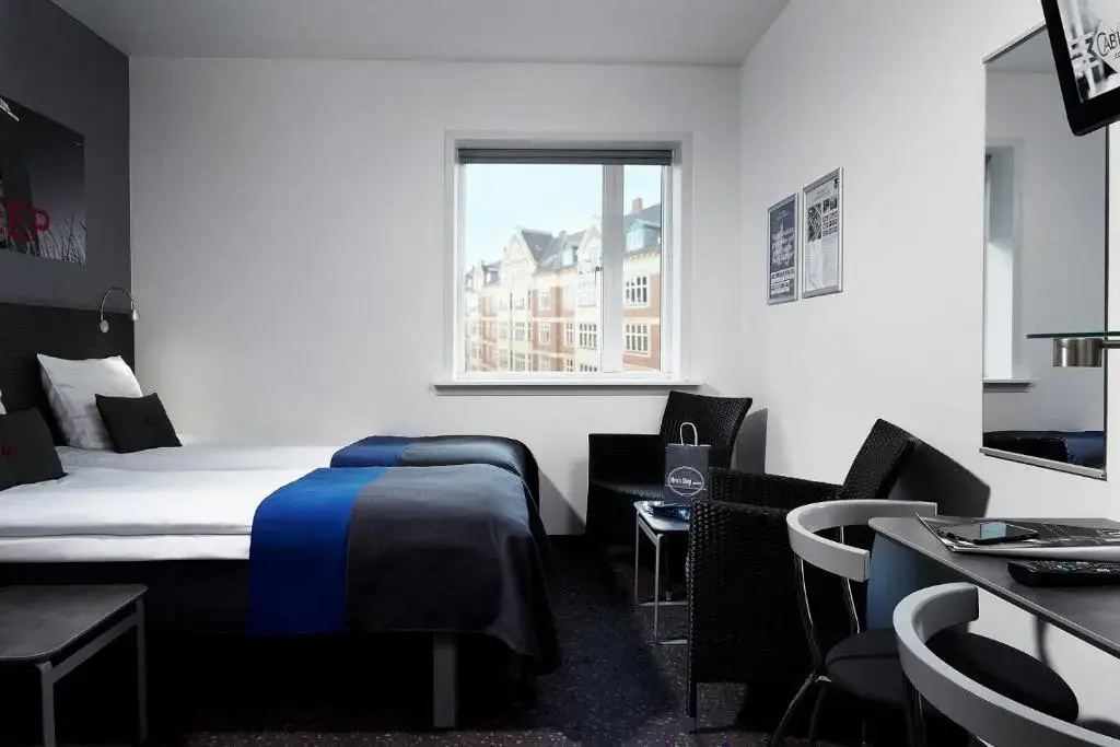 Captain Double room (full double bed)