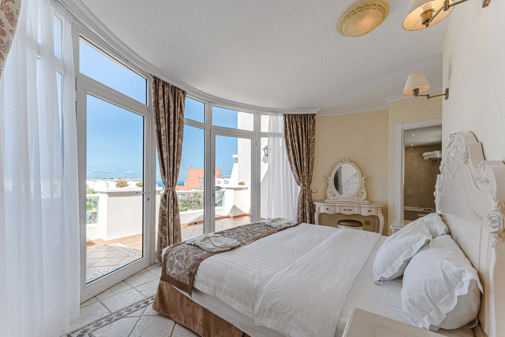 1 Bedroom Private Pool Double Suite (full double bed)