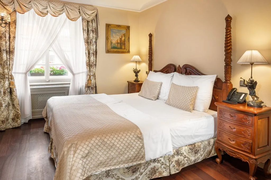 Deluxe Double Suite (full double bed)