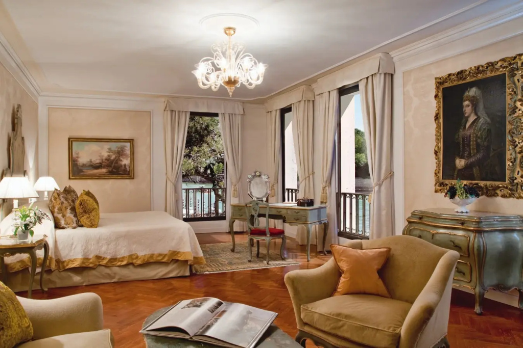 Double Suite (full double bed)