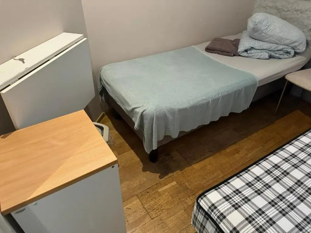 Budget Double Semi-Basement room (twin beds)