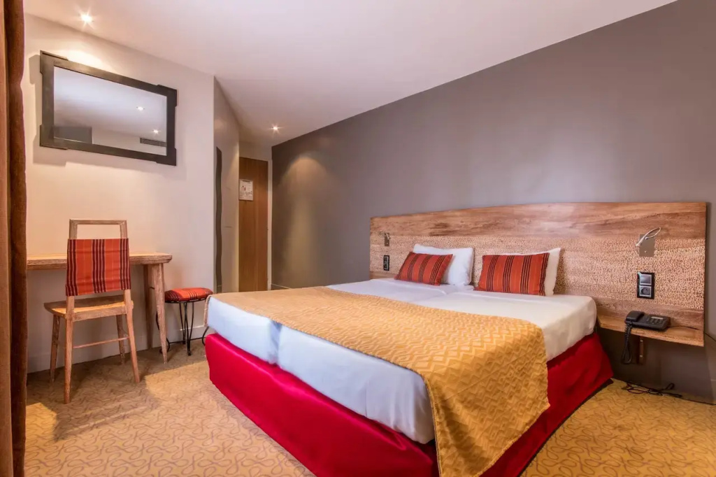 Classic Double room with courtyard view (full double bed)