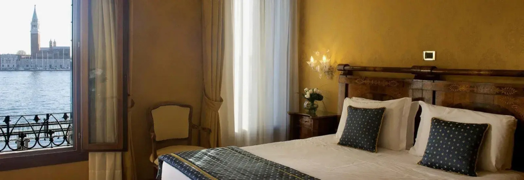 Deluxe Double room (full double bed)