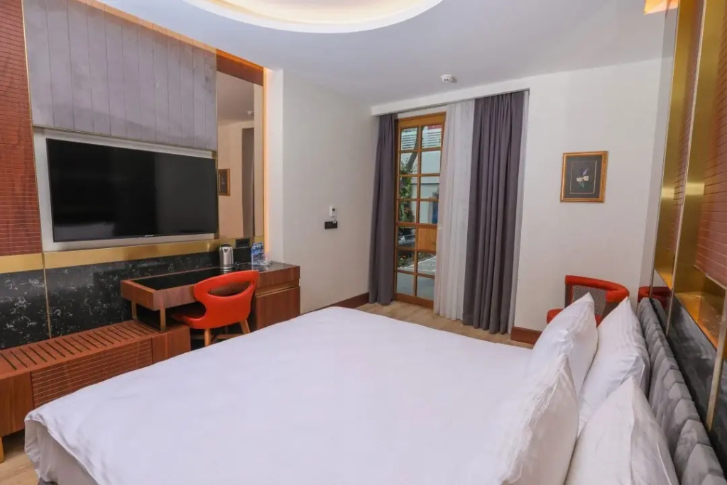 Courtyard Double room (full double bed)