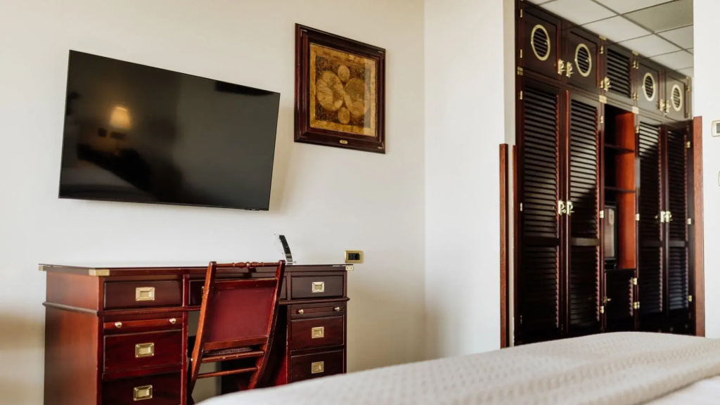 Deluxe Double room (full double bed)