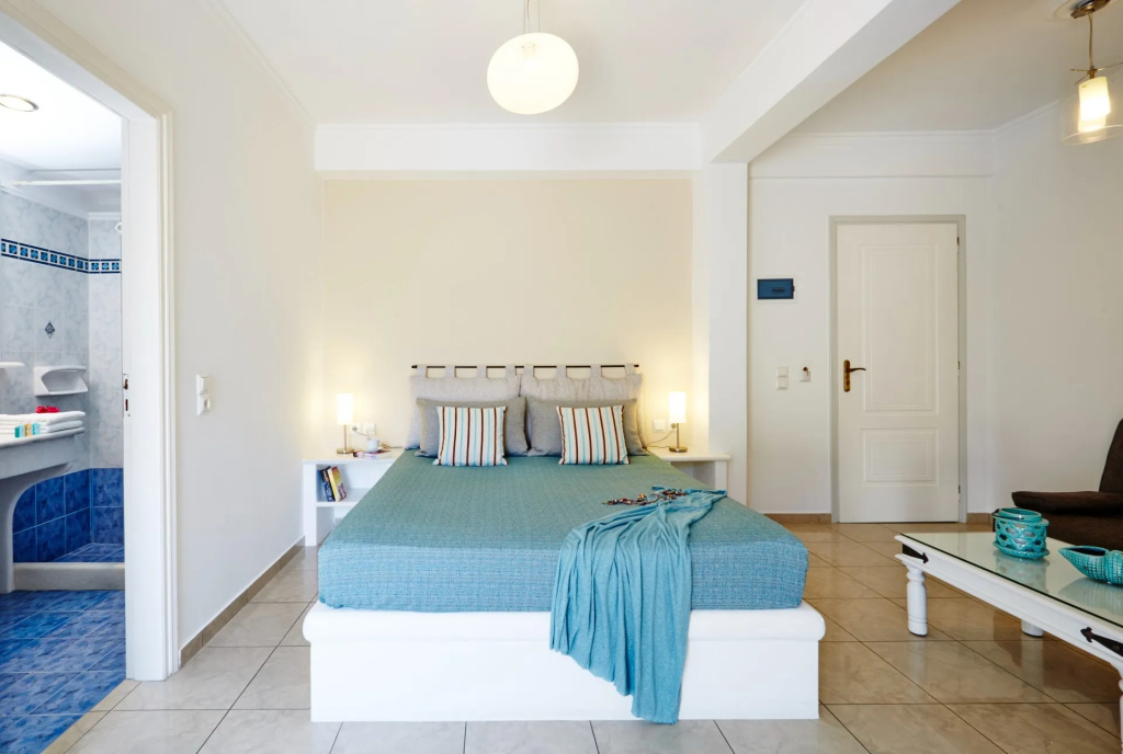 Deluxe with Outdoor Jetted Tub room