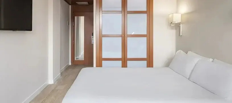 Double room with view (full double bed)