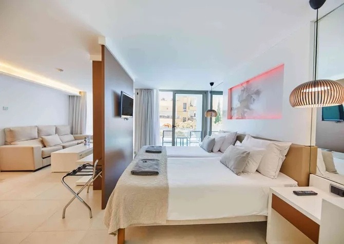 Swim-Up Double Junior Suite (twin beds)