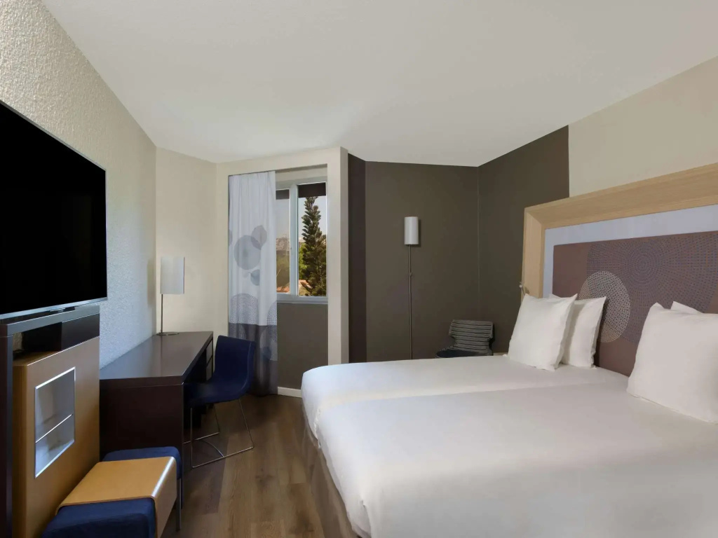 Spacious Double room with city view (twin beds)