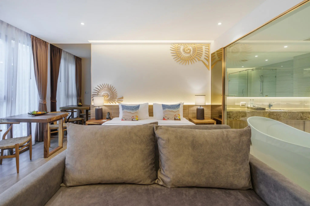 Двухместный номер Deluxe с видом на бассейн двуспальная кровать в The Marin Phuket