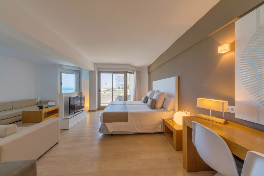 Double Junior Suite with partial sea view (twin beds)