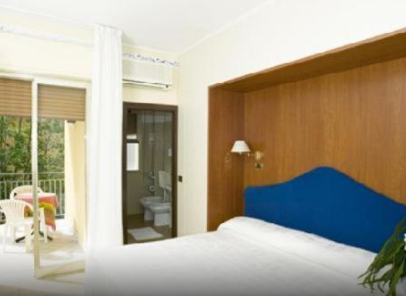 Double room with partial sea view (full double bed)