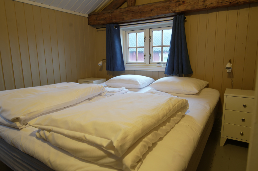 S Double Rorbu (full double bed)