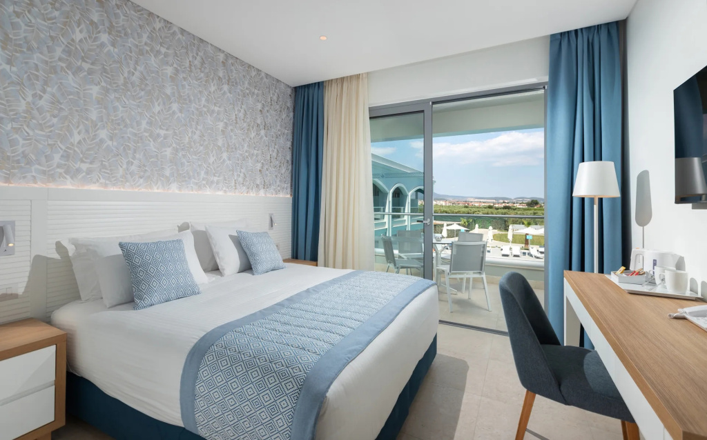 Double room with pool view (full double bed)