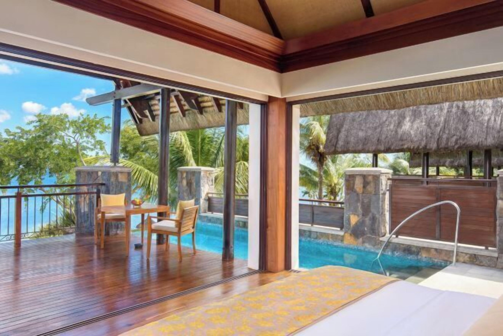 Luxury Double Pool Suite oceanfront (full double bed)