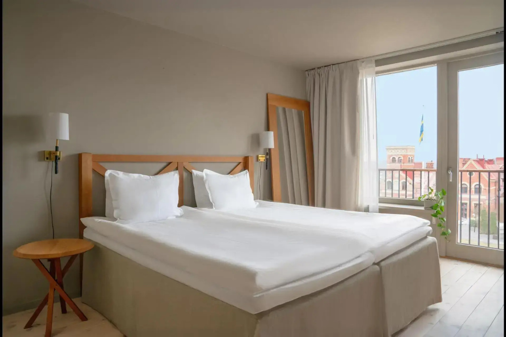 Standard Double room with sea and garden view (full double bed)