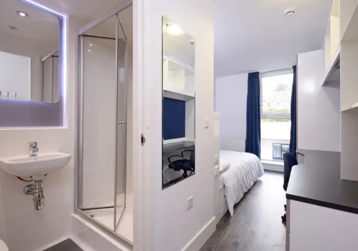 6 Bedrooms Apartment