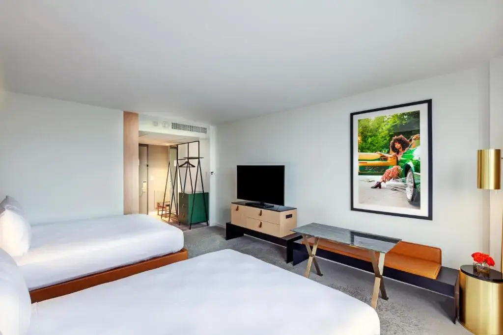 C. Baldwin, Curio Collection by Hilton - Chambres