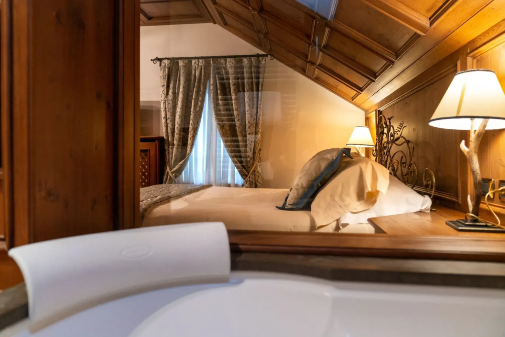 Jacuzzi Luxury Double room (full double bed)