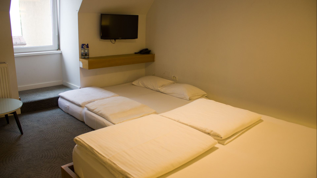 Large Double Mansard room (full double bed)