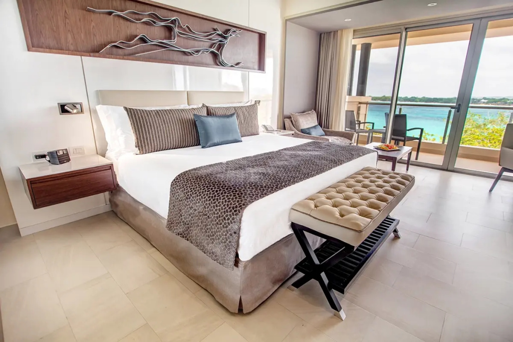 1 Bedroom Presidential Double Diamond Club Luxury Suite with ocean view full double bed